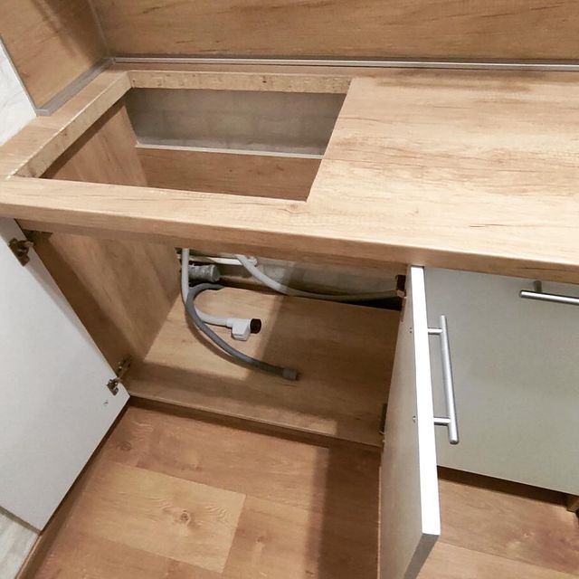 Установка раковины и смесителя — до